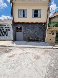 a house with a front door and a driveway at Studio fantástico in São Paulo