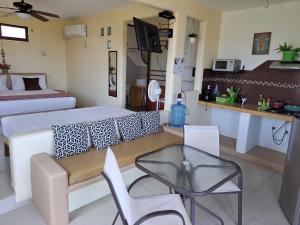 una camera d'albergo con letto, tavolo e sedie di Posada Nautica a Mazunte