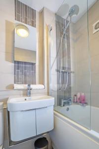 a bathroom with a sink and a shower at Deluxe 2 Bed Apartment- Near Heathrow, Legoland, Windsor Slough in Slough