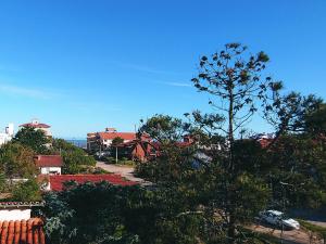 vistas a una ciudad con un árbol y edificios en Chiway, en Villa Gesell