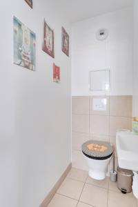 y baño con aseo y lavamanos. en PorteMaillot & La Défense 4 Bedroom 10 people en Neuilly-sur-Seine