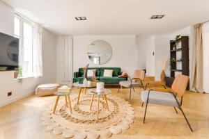 sala de estar con sofá verde y sillas en PorteMaillot & La Défense 4 Bedroom 10 people en Neuilly-sur-Seine