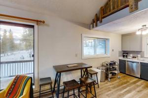 Dapur atau dapur kecil di Breckenridge Bull Cabin