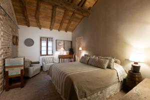 Un dormitorio con una cama grande en una habitación. en Antica Corte Pallavicina Relais, en Polesine Parmense