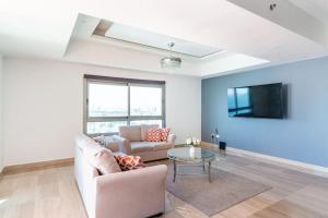 TV a/nebo společenská místnost v ubytování Luxurious 2BDR with Ocean View