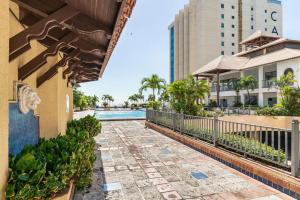 einen Blick auf den Pool vom Balkon eines Gebäudes in der Unterkunft Luxurious 2BDR with Ocean View in Santo Domingo