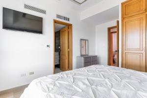 TV in/ali zabaviščno središče v nastanitvi Luxurious 2BDR with Ocean View