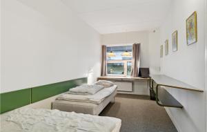 a room with two beds and a window at Fan Bad, Lejl, 11 in Fanø