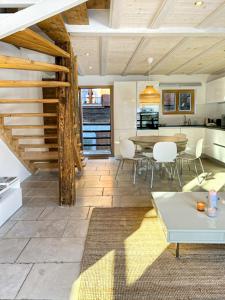 a kitchen and dining room with a table and chairs at Mon Raccard Cosy - 4 vallées in Bruson