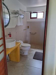 a bathroom with a toilet and a sink at Posada Nautica in Mazunte