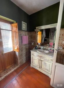 ein Bad mit einem Waschbecken und einem Spiegel in der Unterkunft Apartamento Granada in Atarfe