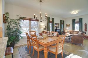 Χώρος καθιστικού στο Charming Appomattox Home Half-Mi to Main Street!
