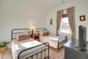 Giường trong phòng chung tại Charming Appomattox Home Half-Mi to Main Street!
