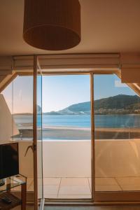 een woonkamer met uitzicht op de oceaan bij Just Like Home - AP da Costa in Caminha
