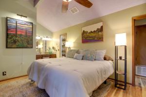 een slaapkamer met een groot wit bed in een kamer bij Pet-Friendly Austin Home with Deck and Private Hot Tub in Bee Cave