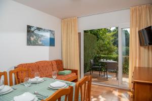 een woonkamer met een tafel en een bank bij Albamar Apartaments in Lloret de Mar