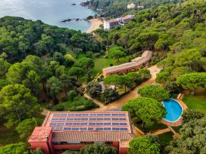 een luchtzicht op een huis met een zwembad en bomen bij Albamar Apartaments in Lloret de Mar
