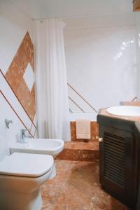 Ванная комната в Just Like Home - AP da Costa