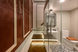 een badkamer met een toilet en een glazen douche bij Grand Hotel Residents in Tartu