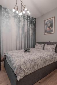 um quarto com uma cama grande com árvores ao fundo em Quirky, Vintage 2 bed flat em Londres