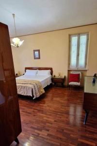 Schlafzimmer mit einem Bett und Holzboden in der Unterkunft La Corte sul Conero Casa Vacanze in Camerano