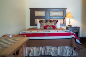 Schlafzimmer mit einem großen Bett mit einem Kopfteil aus Holz in der Unterkunft Sheridan Inn - Best Western Signature Collection in Sheridan