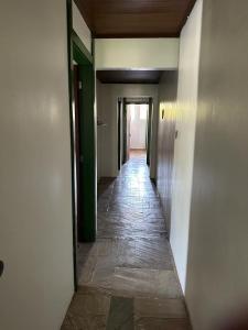 un couloir d'un bâtiment vide avec du carrelage dans l'établissement Quinta do Conde, à Lauro de Freitas