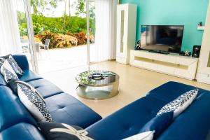 TV a/nebo společenská místnost v ubytování Luxury Villa Iberosta Del Mar - 4BDR, Private Beach, Pool & Jacuzzi
