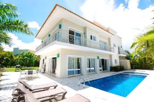 Bazén v ubytování Luxury Villa Iberosta Del Mar - 4BDR, Private Beach, Pool & Jacuzzi nebo v jeho okolí