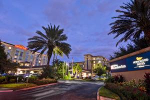 uma rua em frente a um hotel com palmeiras em Homewood Suites by Hilton Lake Buena Vista - Orlando em Orlando