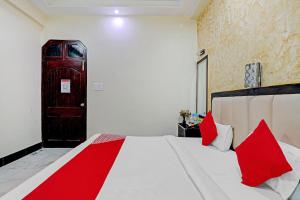 Giường trong phòng chung tại OYO Flagship 73630 Hotel Riz