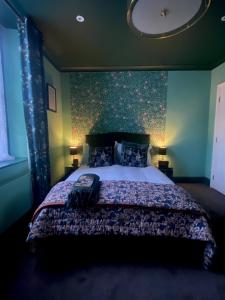 Ліжко або ліжка в номері Number Two Russell House Tavistock Devon