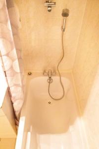 e bagno con doccia e vasca. di Rez de chalet, Sauna extérieur, Wifi, 4-6 pers, 50m2 a Isola 2000