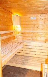 un grand sauna en bois avec un grand parquet dans l'établissement Rez de chalet, Sauna extérieur, Wifi, 4-6 pers, 50m2, à Isola 2000