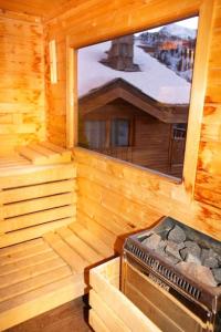 una vista esterna su un piano cottura in una cabina con finestra di Rez de chalet, Sauna extérieur, Wifi, 4-6 pers, 50m2 a Isola 2000