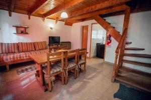 een woonkamer met een houten tafel en een bank bij Cabañas Melipal Copahue in Copahue