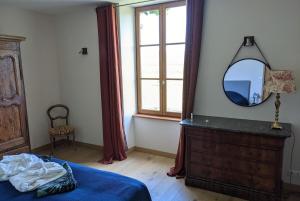 - une chambre avec un miroir, un lit et une commode dans l'établissement Small Gte For 2 With Pool In Peaceful Burgundy, à Sailly
