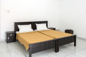 瓦卡拉的住宿－Avanthi Homestay，一张床上有两个枕头的房间