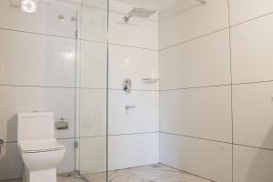 Bilik mandi di Avanthi Homestay