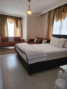 um quarto com uma cama grande e uma sala de estar em Lovely Specious 2 bedroom suite apartment Near IST Airport Shuttle option em Arnavutköy