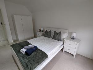 Voodi või voodid majutusasutuse Delightful new ensuite bedroom with stunning shared kitchen & living room -1C The Charteris toas