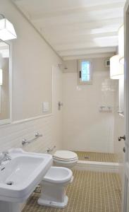 サン・カシャーノ・イン・ヴァル・ディ・ペーザにあるVilla Borri Country Suitesの白いバスルーム(トイレ、シンク付)