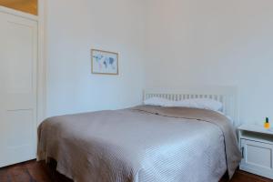 1 dormitorio con 1 cama con pared azul en Bomb House-Hosted by Sweetstay, en Gibraltar