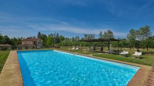 basen z altaną na dziedzińcu w obiekcie Casa Campodonico 10 w mieście Terranuova Bracciolini