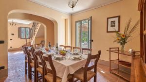 ein Esszimmer mit einem langen Tisch und Stühlen in der Unterkunft Casa Campodonico 10 in Terranuova Bracciolini
