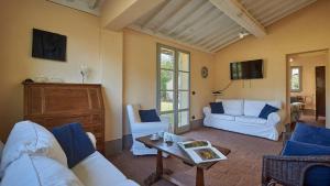ein Wohnzimmer mit 2 weißen Sofas und einem Tisch in der Unterkunft Casa Campodonico 10 in Terranuova Bracciolini