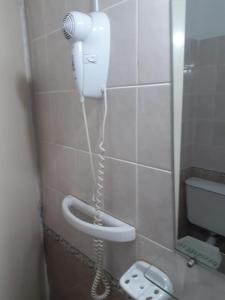 un teléfono colgado en una pared en un baño en Azahares del Ayuí en Concordia