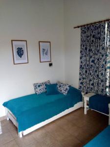 Concordia的住宿－Azahares del Ayuí，一间卧室,配有两张床