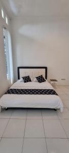 Postel nebo postele na pokoji v ubytování villa sky valley puncak