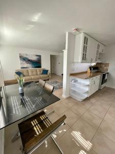 ein Wohnzimmer mit Tisch und Couch in der Unterkunft Downtown FTL apartments on the River in Fort Lauderdale